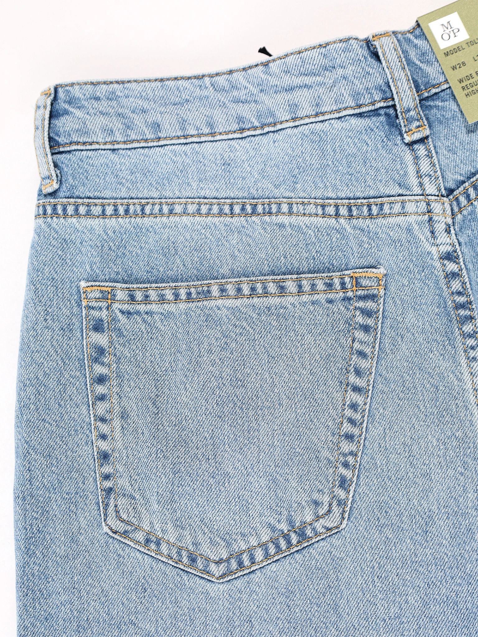 Джинсы голубого цвета 